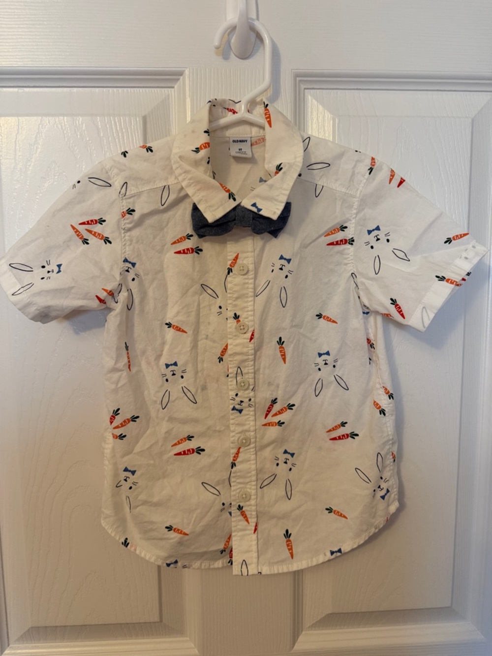 Old Navy White Bunny & Carrot Short Sleeve Button-Up Shirt with Bow Tie